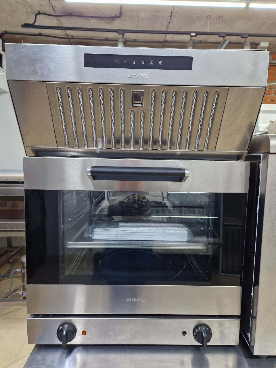 Печь конвекционная SMEG Professional ALFA43X и Зонт вытяжной SMEG Professional K43X
